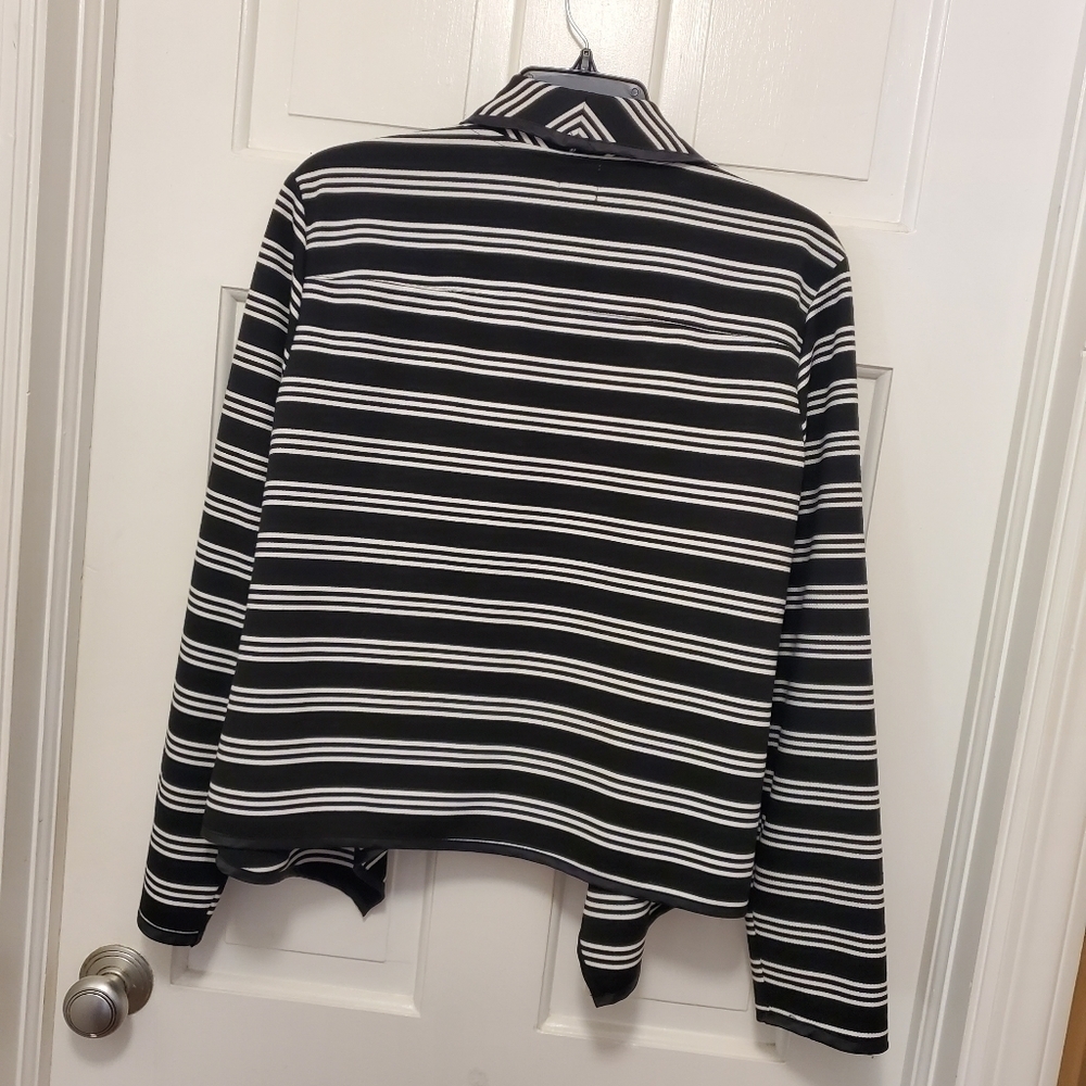 Dressbarn Black & White Striped Knit Open front shrug size Large - Picture 10 of 11